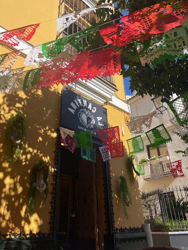 在色彩缤纷的圣克鲁斯barrio de Santa Cruz当地的一家墨西哥餐厅品尝家乡的味道.